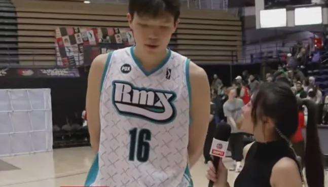 奇异果体育app-炸裂!大帽首轮16号秀!混音队友点评杨瀚森